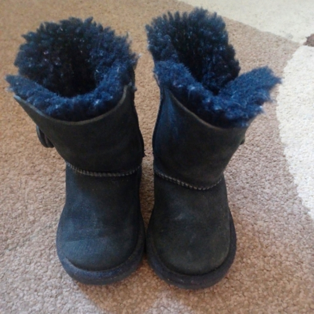 UGGS BLACK SIZE 6